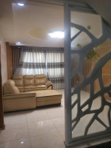 nha 3 lau ngay cho cau dong len go vap gan hem xe hoi